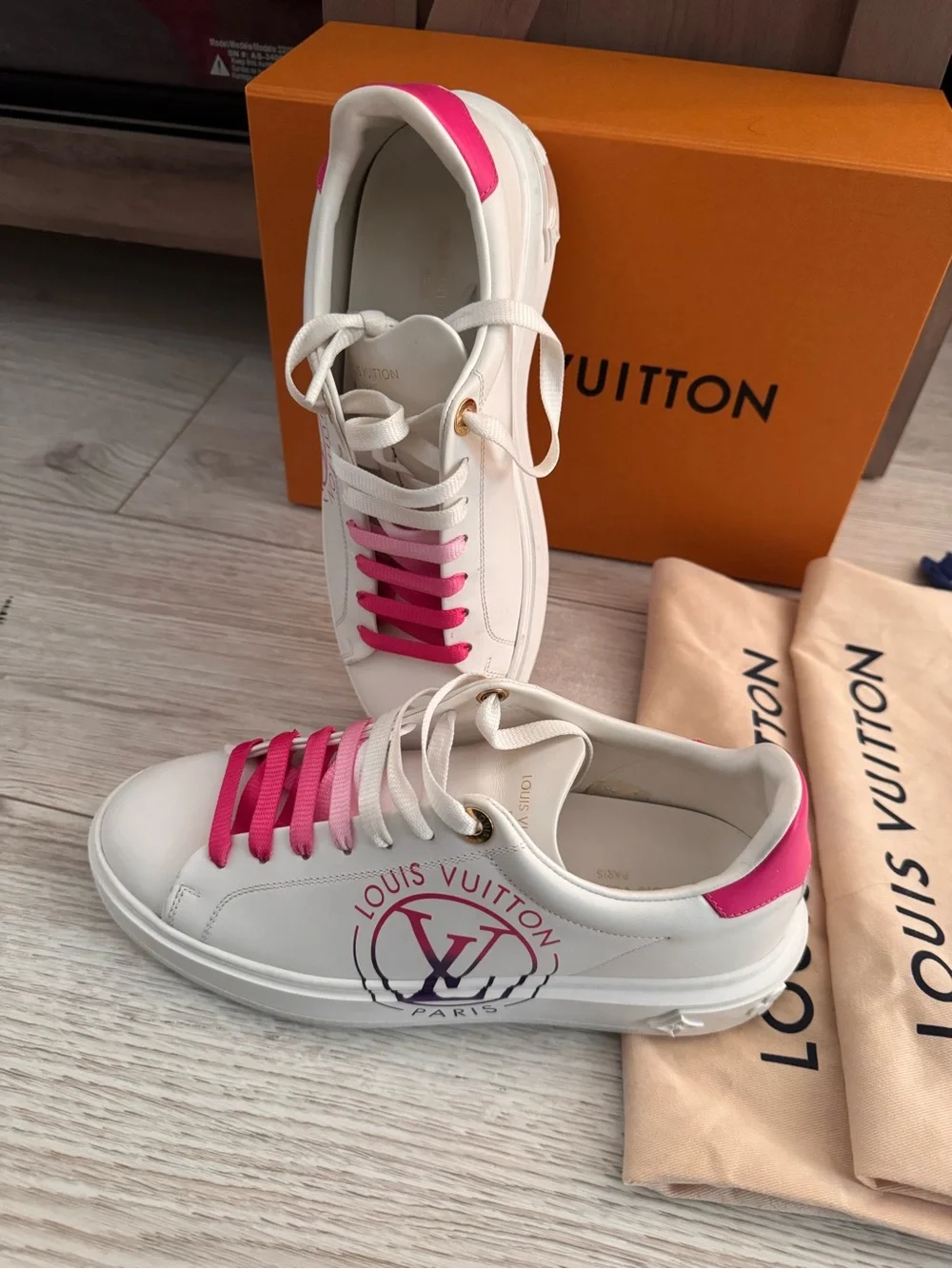 Louis Vuitton authentic Sneakers - Picture 2 of 3